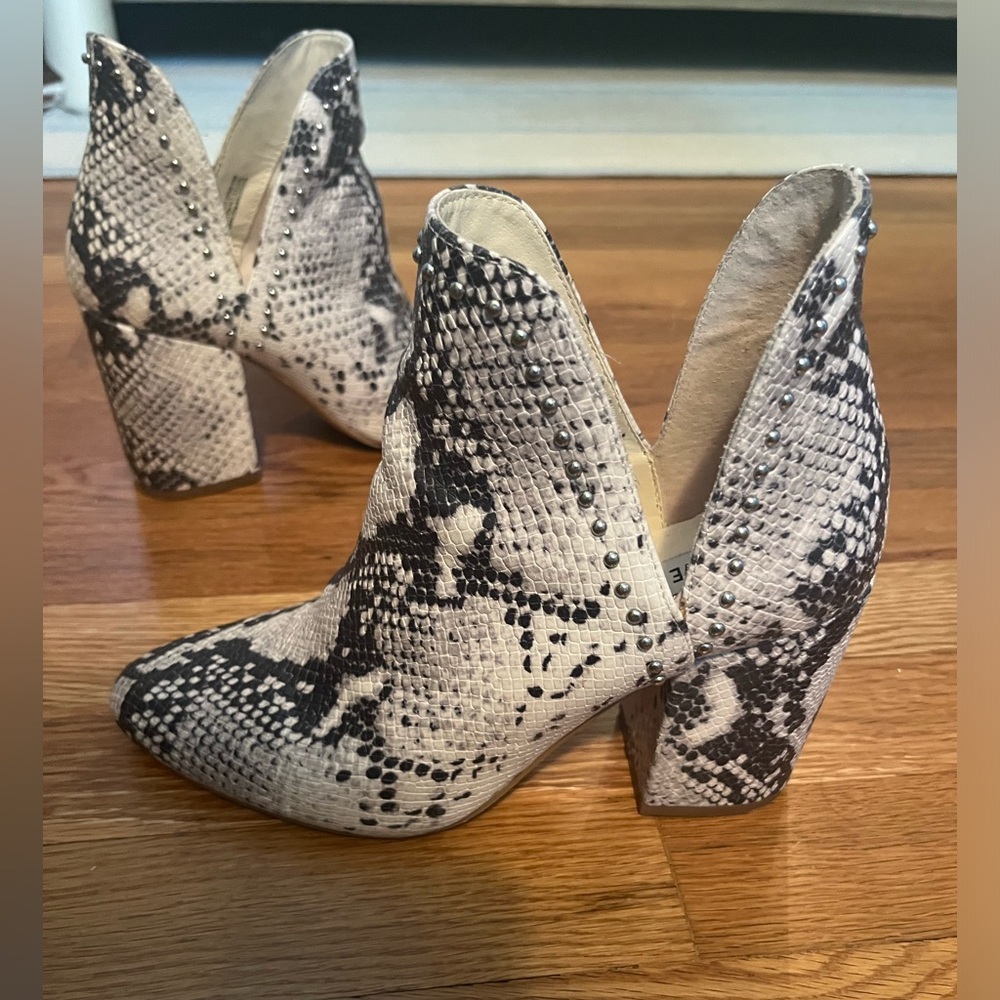 Steve Madden  women’s snakeskin ankle boots chunky heel SZ 7.5 * light usage *